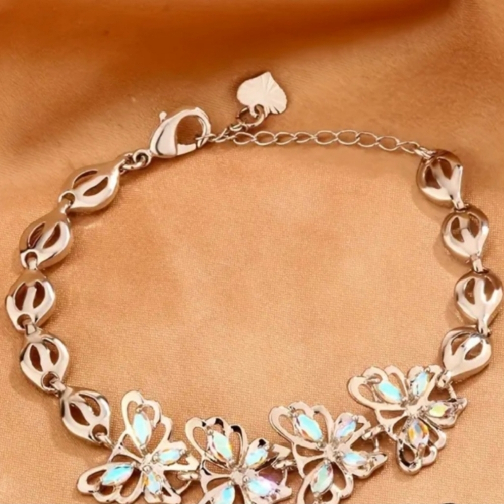 🦋🦋NEW🦋🦋 GORGEOUS!! Irridecent CZ Butterfly Bracelet in SILVER Plating